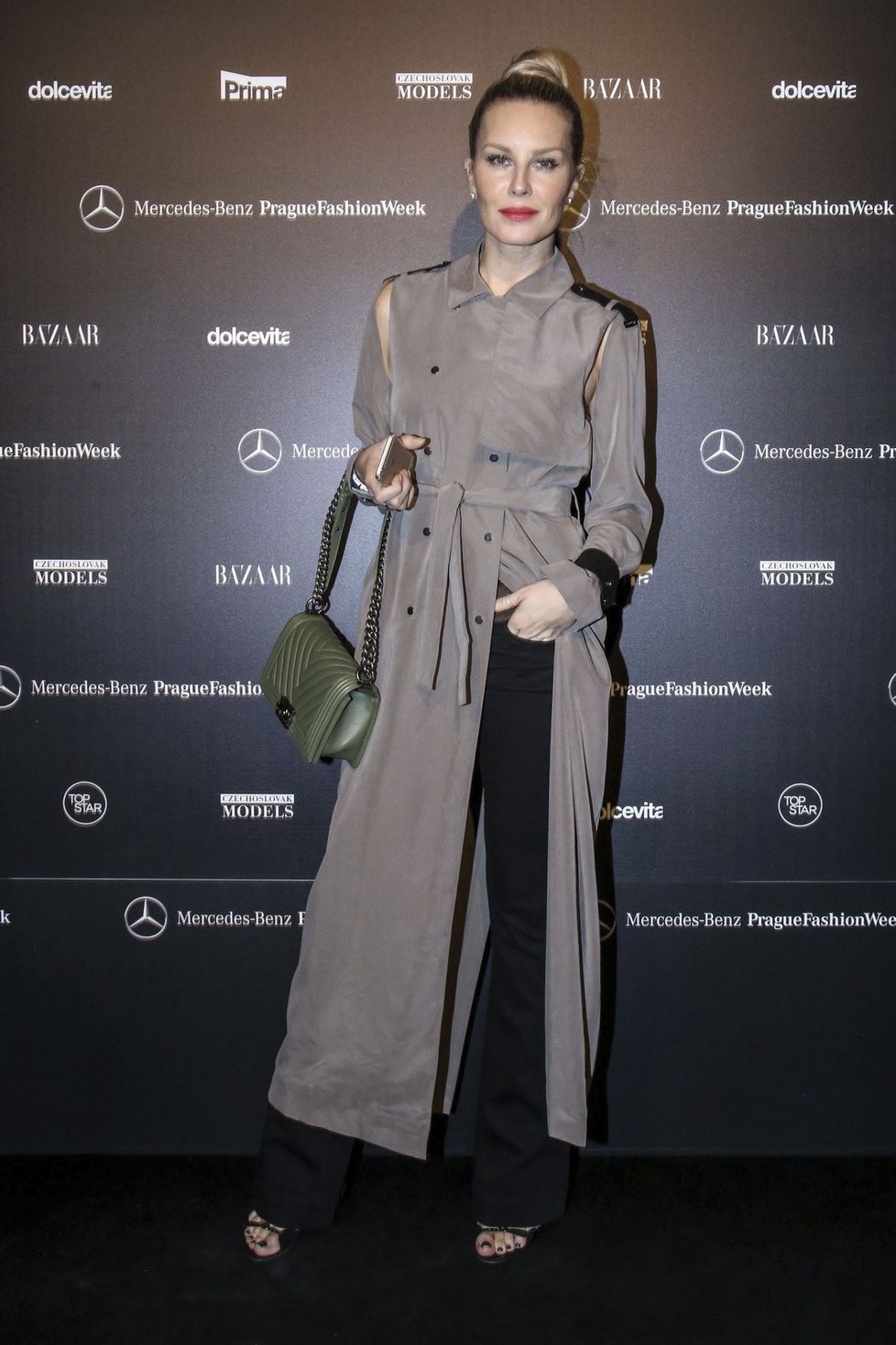 Simona Krainová je od počátku kariéry spjatá s modelingovou agenturou Czechoslovak Models, která má s Mercedes-Benz Prague Fashion Week úzkou spojitost. Krainová nebude jen mezi obecenstvem, ale půjde se Zuzanou Jandovou a Anetou Vignerovou v přehlídkovém bloku Kateřiny Geislerové.