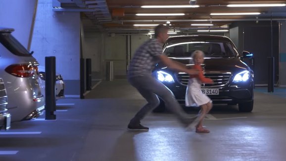 Mercedes a Bosch představují parkoviště budoucnosti. Co všechno bude umět?