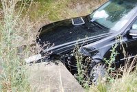 Luxusní mercedes vyletěl z autostrády