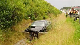 Luxusní mercedes se zastavil až o betonovou zeď a skončil v příkopu.