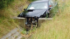 Luxusní mercedes se zastavil až o betonovou zeď a skončil v příkopu.