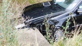 Luxusní mercedes se zastavil až o betonovou zeď a skončil v příkopu.