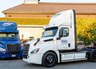 Freightliner dodává těžké elektrické tahače eCascadia prvním zákazníkům