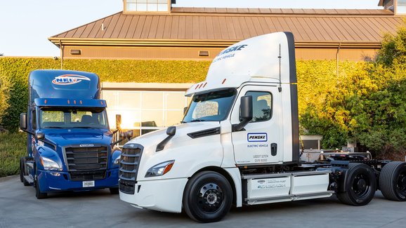 Freightliner dodává těžké elektrické tahače eCascadia prvním zákazníkům