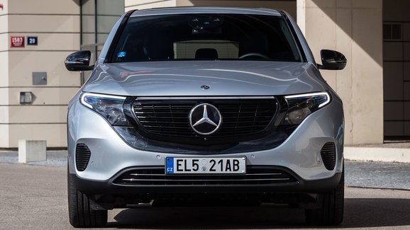 Automobilka Daimler čeká za loňský rok pokles zisku o polovinu