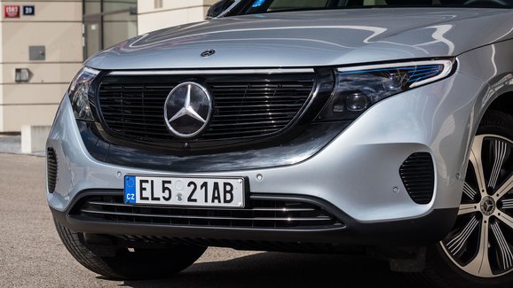 Mercedes propustí 1000 lidí, do tří let chce uspořit miliardu eur