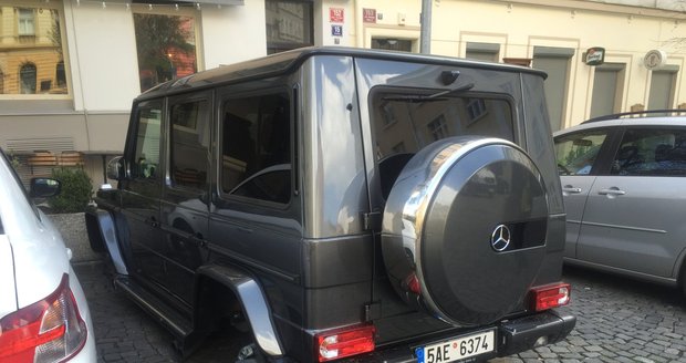 Majitel luxusního SUV byl asi hodně překvapený, když našel svůj Mercedes na ulici bez kol.