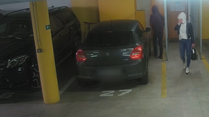 Krádež luxusního mercedesu: Zloději se do garáže na Břevnově vloupali nadvakrát