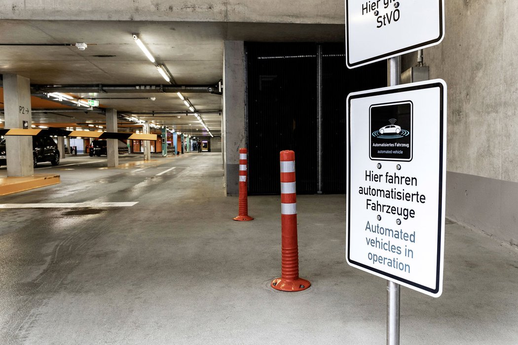 Mercedes-Benz spouští první plně autonomní parkovací systém