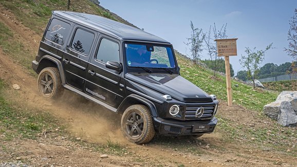 Mercedes oslavil 40. narozeniny třídy G, představil nejsilnější diesel i speciální offroad park