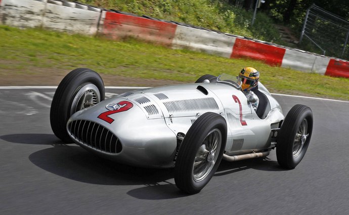 W165 Mercedes-Benz W165 startoval v jediném závodě. GP Tripolisu 1939 vyhrál ...