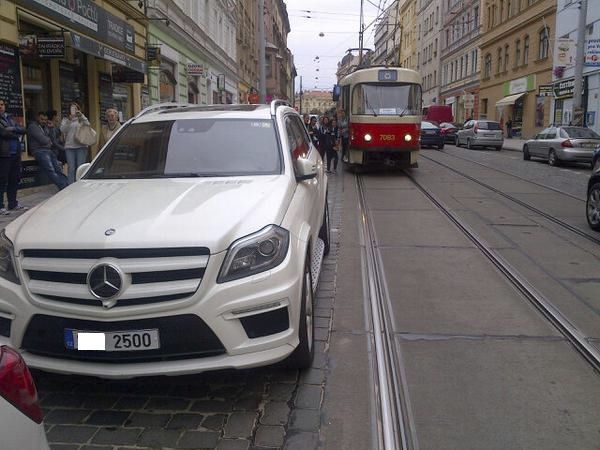 Auto s prominentní SPZ zablokovalo dopravu v centru Prahy