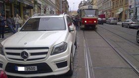 Auto s prominentní SPZ zablokovalo dopravu v centru Prahy