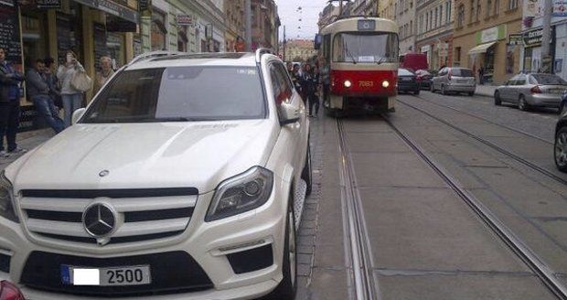 Auto s prominentní SPZ zablokovalo dopravu v centru Prahy