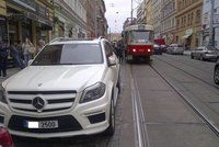Kmotr v mercedesu zablokoval centrum Prahy: Atmosféra byla na lynč, popisuje cestující