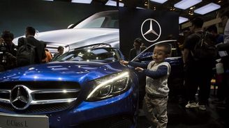 Mercedes sesadil BMW z pozice nejprodávanějších luxusních aut