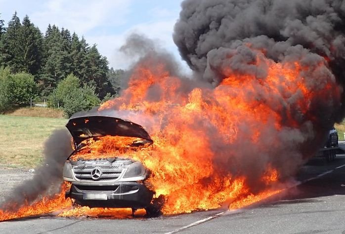 Mercedes se proměnil na dálnici D5 v ohnivou kouli.