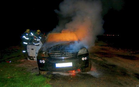 Během chvilky se mercedes ocitl celý v ohni.