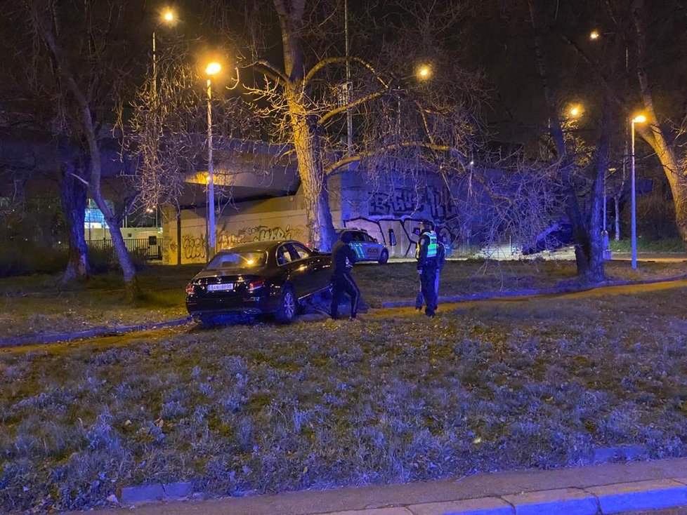 Černý Mercedes narazil do stromu. Strážníci našli havarované auto prázdné a uzamčené