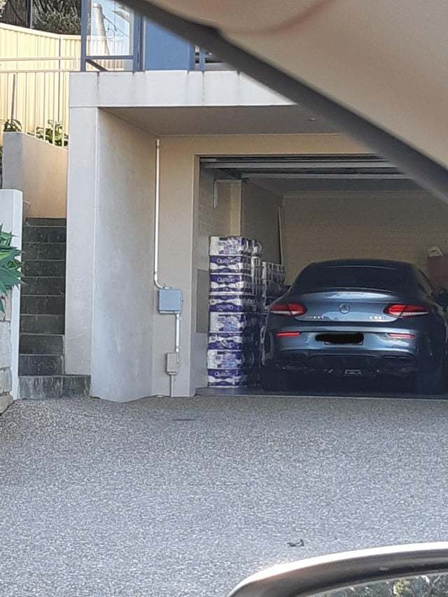 Řidič mercedesu to na sociální síti pěkně schytal: Vše kvůli toaletnímu papíru