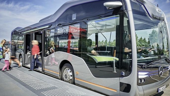 Mercedes ukazuje autobus budoucnosti, dokáže jezdit úplně sám