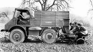 Mercedes-Benz Unimog slaví 70 let. Prohlédněte si jeho historii v obrazech 