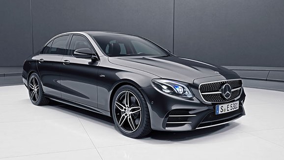 Mercedes E přijíždí v nové verzi od AMG. Kolik stojí hybridní sportovec E 53?