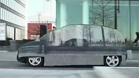 Mercedes-Benz zkouší neviditelné auto (video)