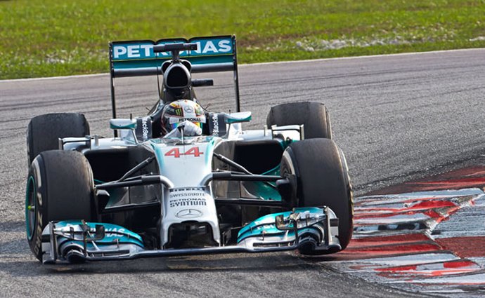 Mercedes-Benz by z F1 odešel, kdyby nedošlo ke změně motorů