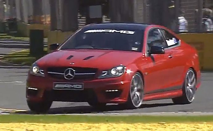 Video: Mercedes-Benz C 63 AMG vs. F1 vs. osmiválcový závoďák – kdo vyhraje?