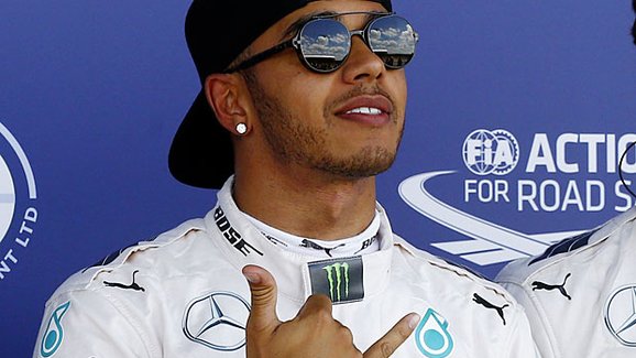 VC Británie F1 2015: V deštivé loterii triumfoval Lewis Hamilton