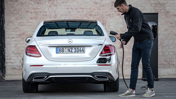 Mercedes-Benz prozrazuje detaily naftových plug-in hybridů. Filtr vypálí jen na dálnici