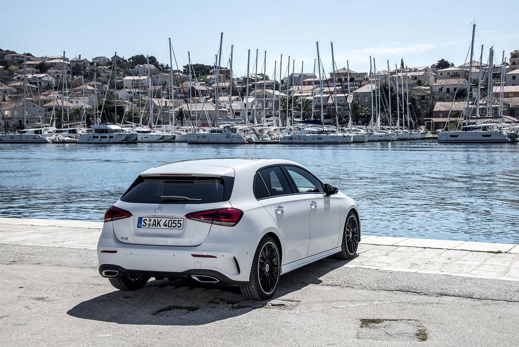 Mercedes Benz A180d Digital White