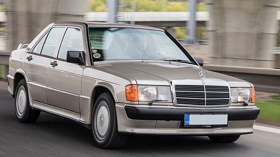 TEST Za volantem Mercedesu 190 2.5-16: Co má společného s Ayrtonem Sennou?