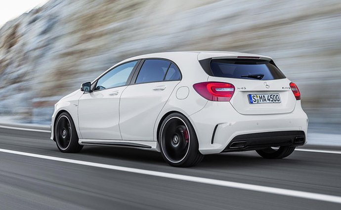 Příští generace ostrého hatchbacku Mercedes-AMG A 45 má dostat přes 400 koní