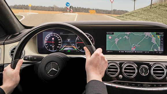 Modernizovaný Mercedes-Benz S odhaluje techniku. Samořídící auta jsou opět o krok blíže