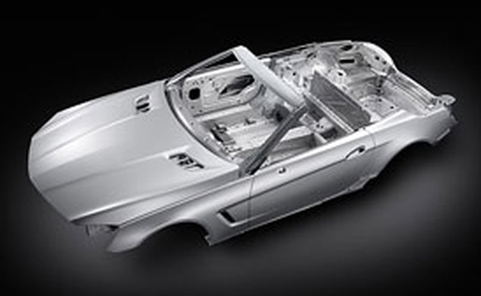 Nový Mercedes-Benz SL: Nosníky v roli rezonančních komor reproduktorů