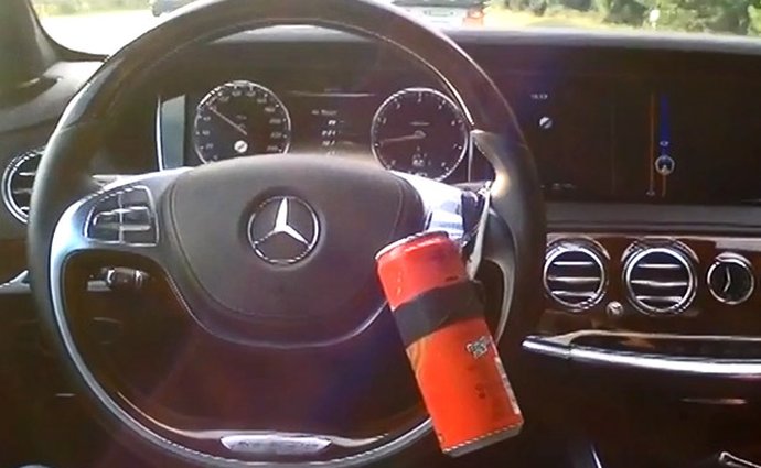 Video: Mercedes-Benz S umí řídit zcela sám, stačí přidat závaží