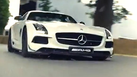 Video: Mercedes-Benz SLS AMG Black Series a David Coulthard na trati v Goodwoodu