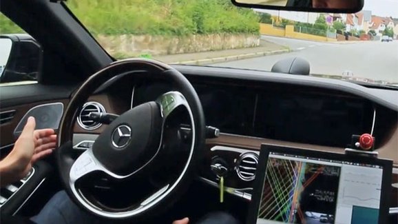 Video: Mercedes prezentuje schopnosti automaticky řízené třídy S