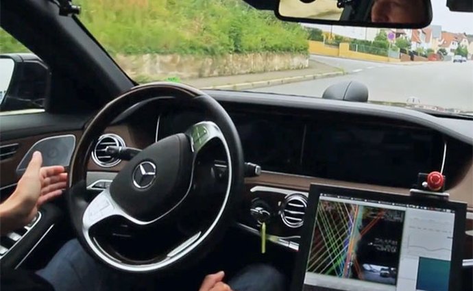 Video: Mercedes prezentuje schopnosti automaticky řízené třídy S