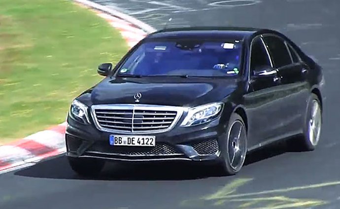 Spy video: Dvanáctiválcový Mercedes-Benz S 65 AMG řádí na Nürburgringu