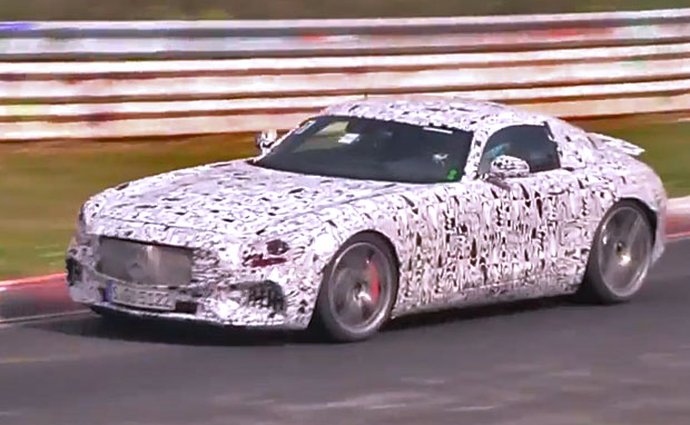 Spy video: Mercedes-AMG GT burácí na Severní smyčce