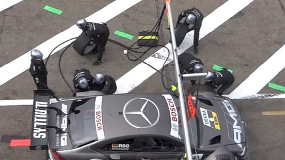 Video: Ralf Schumacher srazil v DTM čtveřici mechaniků