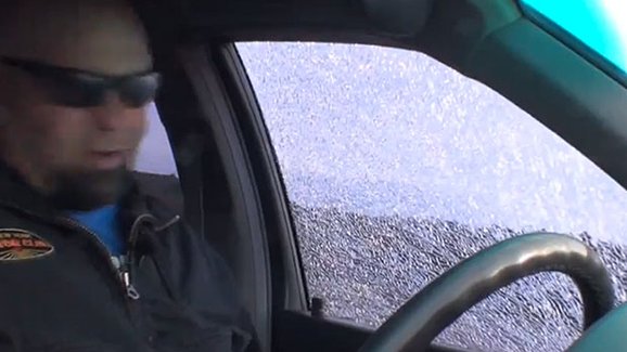 Video: Test neprůstřelnosti letitého Mercedes-Benzu S 600