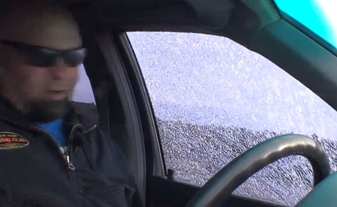 Video: Test neprůstřelnosti letitého Mercedes-Benzu S 600