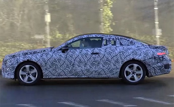 Video: Mercedes-Benz E Coupe ukazuje siluetu