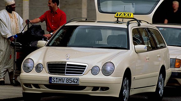 Historie taxíků Mercedes: Od nejstaršího taxi světa po novou třídu E