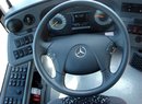 Volant s příjemně tlustým věncem má standardní rysy Mercedes-Benzu