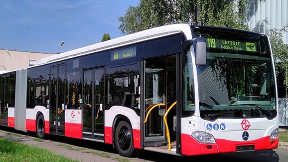 Praha vyzkouší další obří autobus. Mercedes pro linku na letiště má 21 metrů